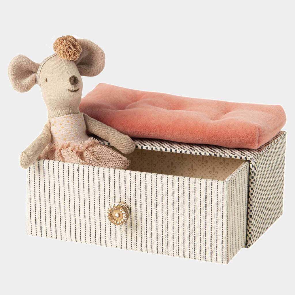 Dancing Mouse in Daybed, Little Sister TOYS from Pepa London US